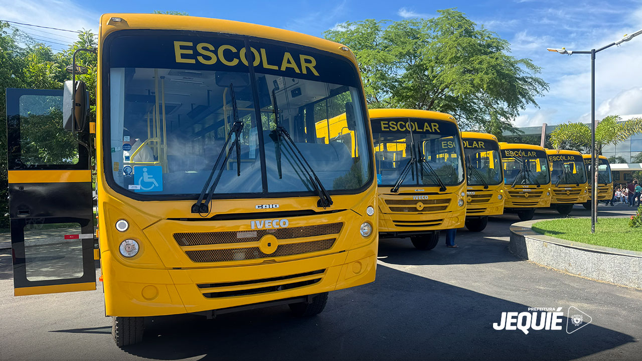 Prefeito de Jequié entrega mais 2 ônibus para a frota do transporte coletivo e reforça transporte escolar com 6 novos ônibus