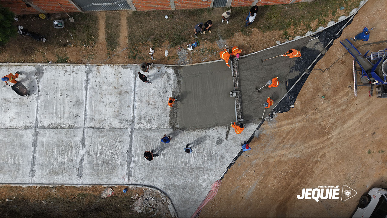Prefeitura de Jequié avança com obras de pavimentação e leva mais infraestrutura às ruas do Curral Novo e Jequiezinho